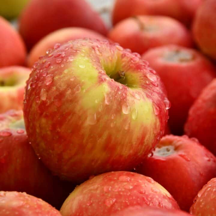 cleaning apples without chemicals.