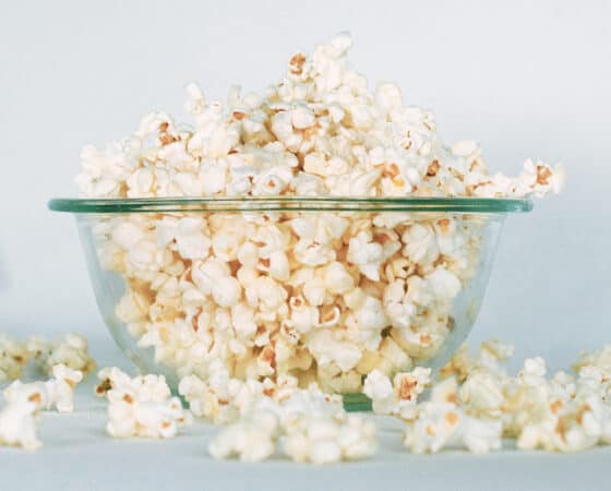 skinnypop pocorn in a bowl.