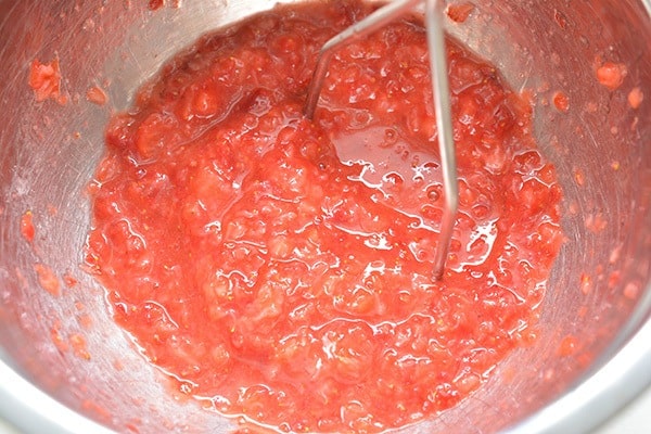 denna keto strawberry swirl cheesecake är allvarligt den bästa strawberry cheesecake! Du kan inte ens säga att det är keto så det är perfekt för fester. Denna keto-ostkaka är söt, fuktig och full av jordgubbsmak. Om du letar efter en smaskig keto-jordgubbsdessert kommer du att älska detta hemlagade jordgubbsockeostrecept. Följ bara de enkla steg för steg anvisningarna för att göra din egen.
