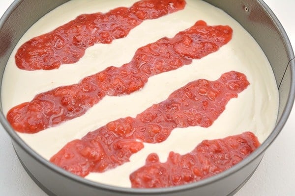 tento keto strawberry swirl cheesecake je vážně nejlepší jahodový tvarohový koláč! Nemůžete ani říct, že je to keto, takže je ideální pro večírky. Tento keto tvarohový koláč je sladký, vlhký a plný jahodové chuti. Pokud hledáte lahodný jahodový dezert keto, budete milovat tento domácí recept na jahodový tvarohový koláč. Postupujte podle jednoduchých pokynů krok za krokem a vytvořte si vlastní.