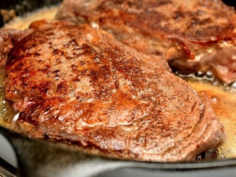 https://howtothisandthat.com/wp-content/uploads/2019/05/pan-seared-steak-and-au-jus-2-480x360.jpg