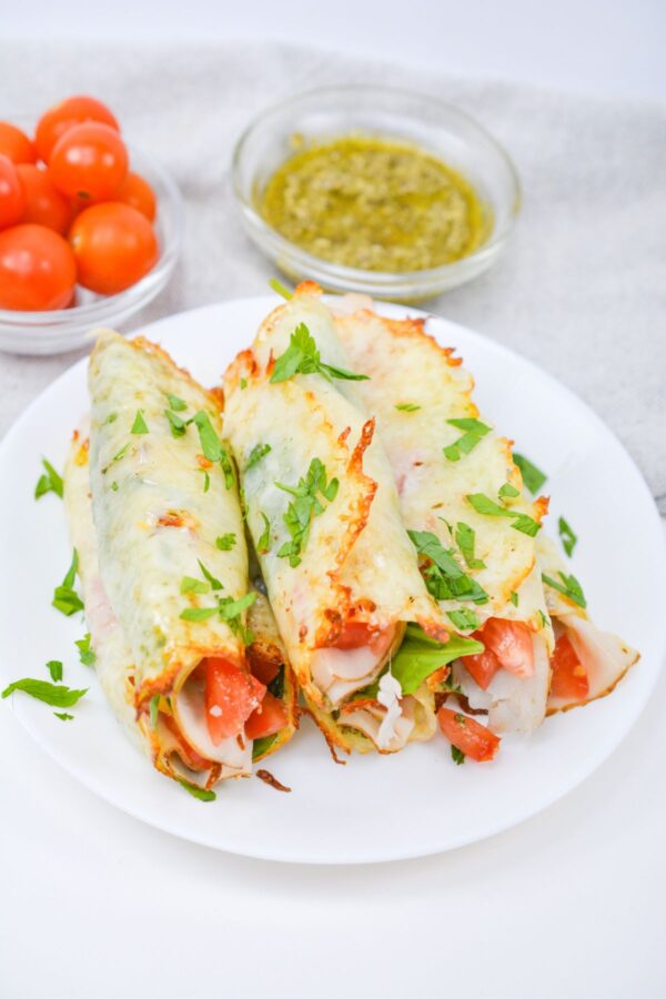 L⁠ow-carb cap​rese‌ roll ups‌ se⁠r⁠ved as a keto​ lunch or ap⁠petizer with fre⁠sh her​bs.